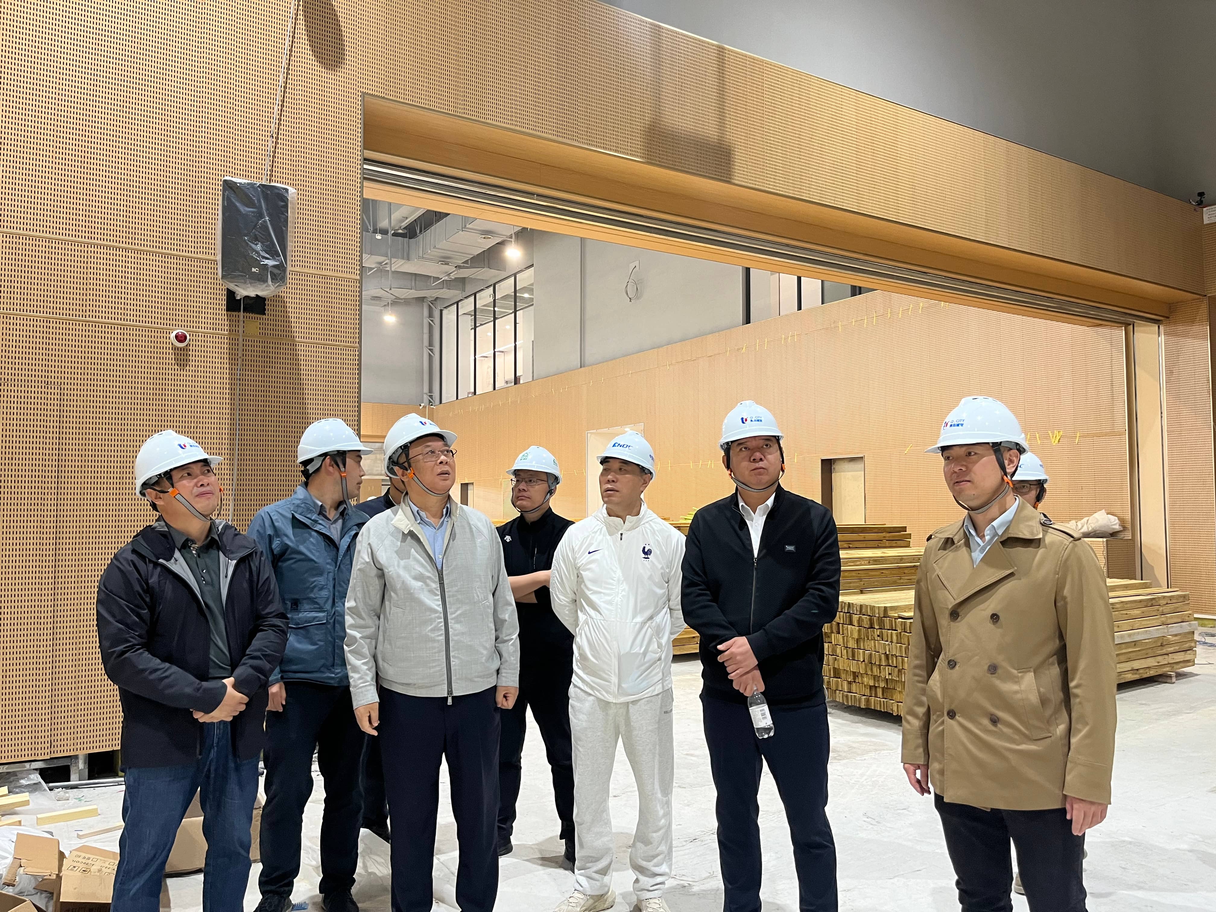 1746698770467581.jpg 集團公司黨委書記、董事長王元斌帶隊赴青島浮山全民健身中心項目進行調(diào)研指導(dǎo)(1).jpg