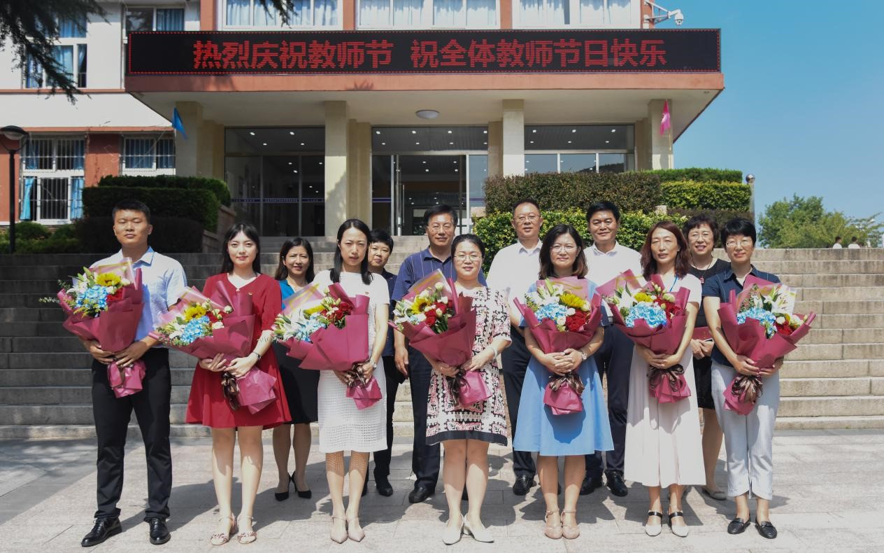 劉裕良董事長(zhǎng)等到房產(chǎn)學(xué)校調(diào)研并慰問教職員工